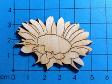 Lade das Bild in den Galerie-Viewer, Sonnenblumenblüte aus Holz