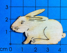 Lade das Bild in den Galerie-Viewer, Feldhase hockend aus Holz