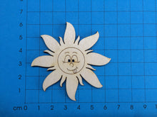 Lade das Bild in den Galerie-Viewer, Sonne mit Gesicht und herausgestreckter Zunge aus Holz