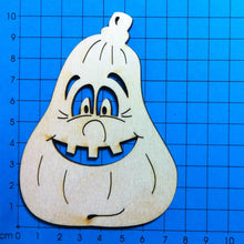 Lade das Bild in den Galerie-Viewer, Kürbis länglich mit Gesicht aus Holz