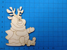 Lade das Bild in den Galerie-Viewer, Rentierbaby sitzend aus Holz