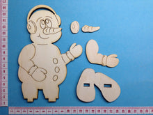 Lade das Bild in den Galerie-Viewer, Schneemann mit Ohrenwärmer als Standfigur aus Holz