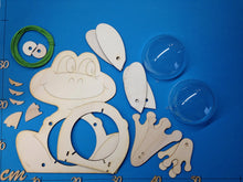 Lade das Bild in den Galerie-Viewer, Frosch aus Holz mit Acrylkugelbauch zum Beleuchten