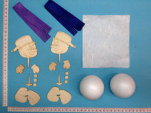 Lade das Bild in den Galerie-Viewer, Schneemann mit Topf aus Holz mit Styropor-Bauch