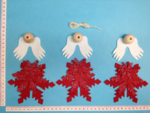Lade das Bild in den Galerie-Viewer, Engel aus Filz; rot Engel mit Kindern gestalten, Fensterfiguren basteln, Deko mit Kindern fädeln, Filzfiguren nähen, Engel aus Filz basteln, Fädeln mit Kindern, Winterdekoration basteln, Engel basteln, Figuren aus Filz basteln, Weihnachtsdeko fädeln,   ENF 6580SB
