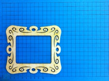 Lade das Bild in den Galerie-Viewer, Rahmen mit Verziehrung aus Holz