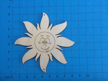 Lade das Bild in den Galerie-Viewer, Sonne mit Gesicht und herausgestreckter Zunge aus Holz