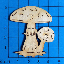 Lade das Bild in den Galerie-Viewer, Fliegenpilz mit Kind aus Holz