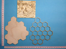 Lade das Bild in den Galerie-Viewer, Wabe mit 5 Bienen ca. 15cm aus Holz Bastelidee Biene, Bienenkorb, Frühjahrsdekoration, Bastelidee Biene, Honigglas dekorieren, Bienenzubehör, Bienenhaus, Frühjahrsdekoration Biene, Bienenstock, Honig selber machen, BIH 7215SB
