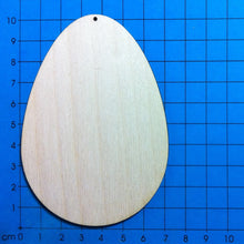 Lade das Bild in den Galerie-Viewer, Ei / Osterei mit einem Loch aus Holz