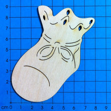 Lade das Bild in den Galerie-Viewer, Babyschuh schräg aus Holz