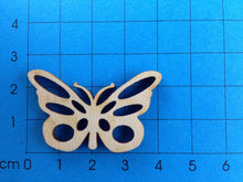 Lade das Bild in den Galerie-Viewer, Schmetterling mit Lochausschnitte aus Holz