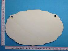 Lade das Bild in den Galerie-Viewer, Schild oval mit Wellenschnitt aus Holz