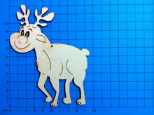 Lade das Bild in den Galerie-Viewer, Rentier seitlich schauend aus Holz