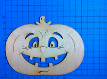 Lade das Bild in den Galerie-Viewer, Runder Kürbis mit lustigem Gesicht aus Holz