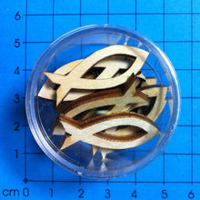 Lade das Bild in den Galerie-Viewer, Fische mit Ausschnitt aus Holz