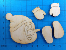 Lade das Bild in den Galerie-Viewer, Schneemann mit Mütze aus Holz, Kantenhocker