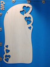 Lade das Bild in den Galerie-Viewer, Schild mit augeschnittenen Herzen schmal aus Holz Schild fürs Kinderzimmer, Basteln mit Holz für Kinder, Holz bemalen, Schild zur Hochzeit basteln, Schild zur Taufe, Basteln mit Holz, Schilder zum Basteln, Schilder für den Eingang, Schild zum Geburtstag, Türschild, Schilder aus Holz, Schild zur Geburt, Holzideen ,   RXH 1640
