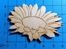 Lade das Bild in den Galerie-Viewer, Sonnenblumenblüte aus Holz