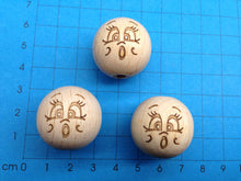 Lade das Bild in den Galerie-Viewer, Holzkugeln mit Gesicht (25mm)