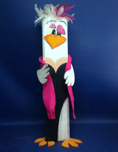 Lade das Bild in den Galerie-Viewer, Abendkleid aus Holz für Pfahltiere