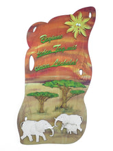 Lade das Bild in den Galerie-Viewer, Sonne mit Gesicht und herausgestreckter Zunge aus Holz