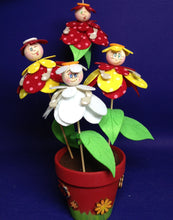 Lade das Bild in den Galerie-Viewer, Blumenkinder mit rundem Blütenkleid: weiß-gelb-rot