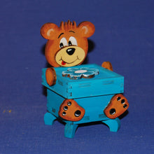 Lade das Bild in den Galerie-Viewer, Teddy aus Holz, Kantenhocker Teddykopf mit Pfoten und Füße