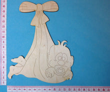 Lade das Bild in den Galerie-Viewer, Baby im Tuch aus Holz