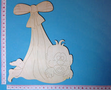 Lade das Bild in den Galerie-Viewer, Baby im Tuch aus Holz