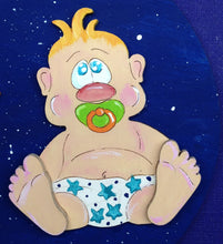 Lade das Bild in den Galerie-Viewer, Baby aus Holz, sitzender Junge