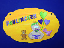 Lade das Bild in den Galerie-Viewer, Baby aus Holz, sitzender Junge