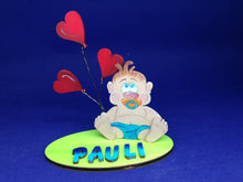 Lade das Bild in den Galerie-Viewer, Baby aus Holz, sitzender Junge