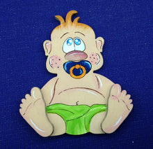 Lade das Bild in den Galerie-Viewer, Baby aus Holz, sitzender Junge