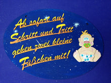 Lade das Bild in den Galerie-Viewer, Baby aus Holz, sitzender Junge