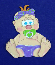 Lade das Bild in den Galerie-Viewer, Baby aus Holz, sitzendes Mädchen