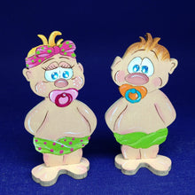 Lade das Bild in den Galerie-Viewer, Baby aus Holz, stehend Junge
