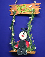 Lade das Bild in den Galerie-Viewer, Bastelset aus Holz: Marienkäfer auf Schaukel