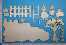 Lade das Bild in den Galerie-Viewer, Bastelset aus Holz: Schild mit Küken, Gockel und Henne zum Hinstellen