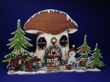 Lade das Bild in den Galerie-Viewer, Bastelset aus Holz: großes Pilzhaus mit Schneemann und beleuchtetem Tannenbaum