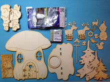 Lade das Bild in den Galerie-Viewer, Bastelset aus Holz: großes Pilzhaus mit Schneemann und beleuchtetem Tannenbaum