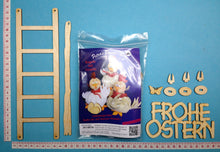 Lade das Bild in den Galerie-Viewer, Bastelset aus Holz und Filz: Filz-Gockel auf Leiter "Frohe Ostern"