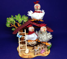 Lade das Bild in den Galerie-Viewer, Bastelset aus Holz und Filz: Hühnerstall mit Gockel