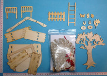 Lade das Bild in den Galerie-Viewer, Bastelset aus Holz und Filz: Hühnerstall mit Gockel