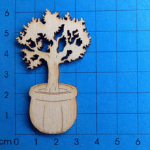 Lade das Bild in den Galerie-Viewer, Baum im Blumentopf aus Holz
