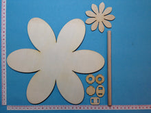 Lade das Bild in den Galerie-Viewer, Blume aus Holz als Leibgarde für Kantholz