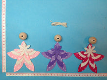 Lade das Bild in den Galerie-Viewer, Glitzer-Blumenkinder aus Filz; flieder, rosa, pink