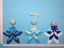 Lade das Bild in den Galerie-Viewer, Glitzer-Blumenkinder aus Filz; blau, türkis, eisblau