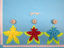 Lade das Bild in den Galerie-Viewer, Blumenkinder aus Filz; rot, gelb, türkis