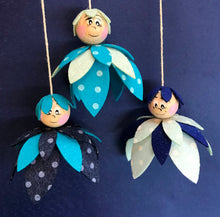 Lade das Bild in den Galerie-Viewer, Glitzer-Blumenkinder aus Filz; blau, türkis, eisblau